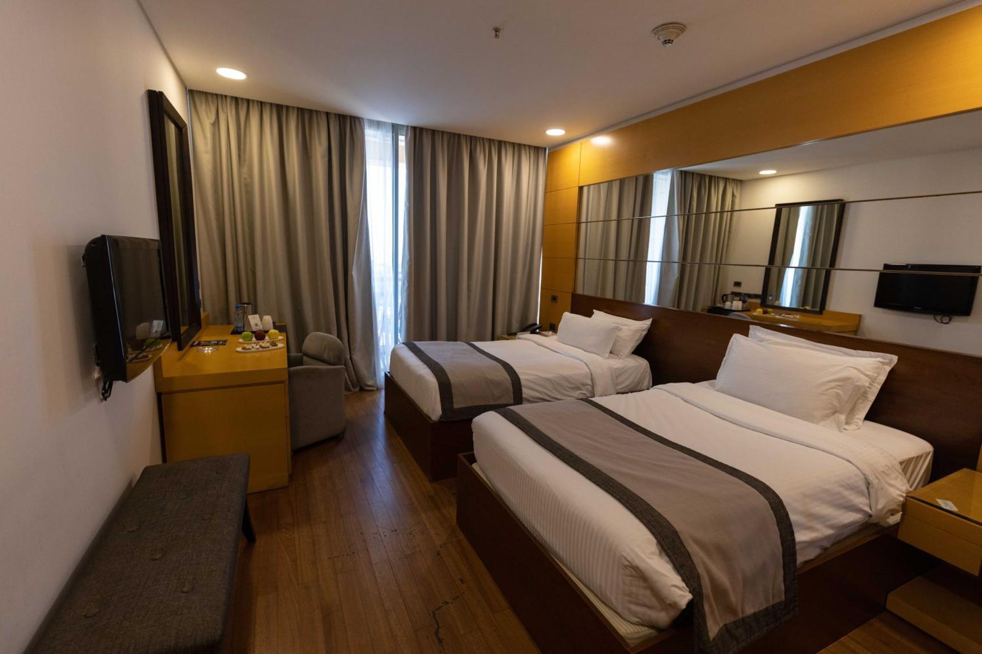 Coral Beach Hotel And Resort Бейрут Екстериор снимка