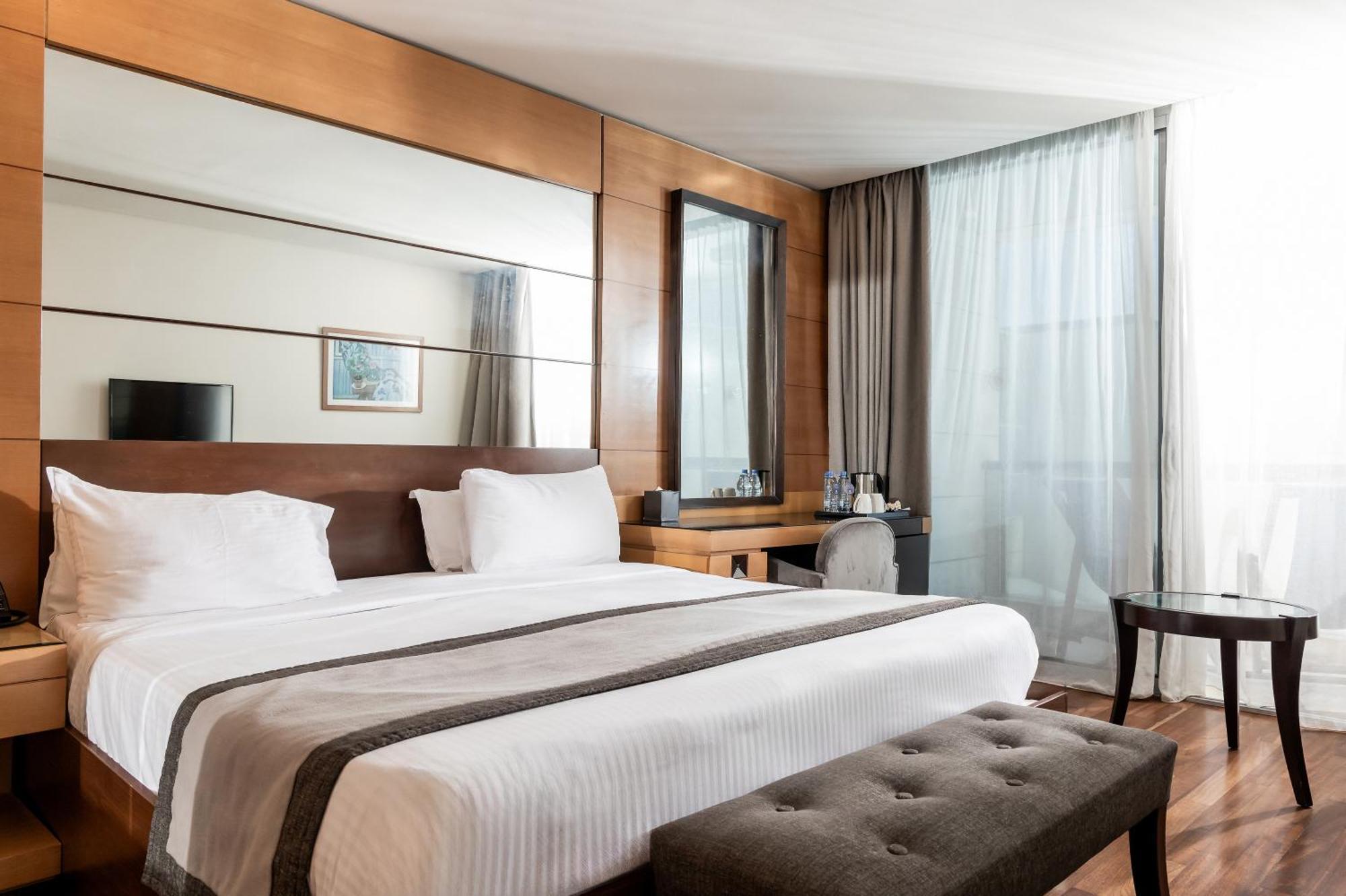Coral Beach Hotel And Resort Бейрут Екстериор снимка