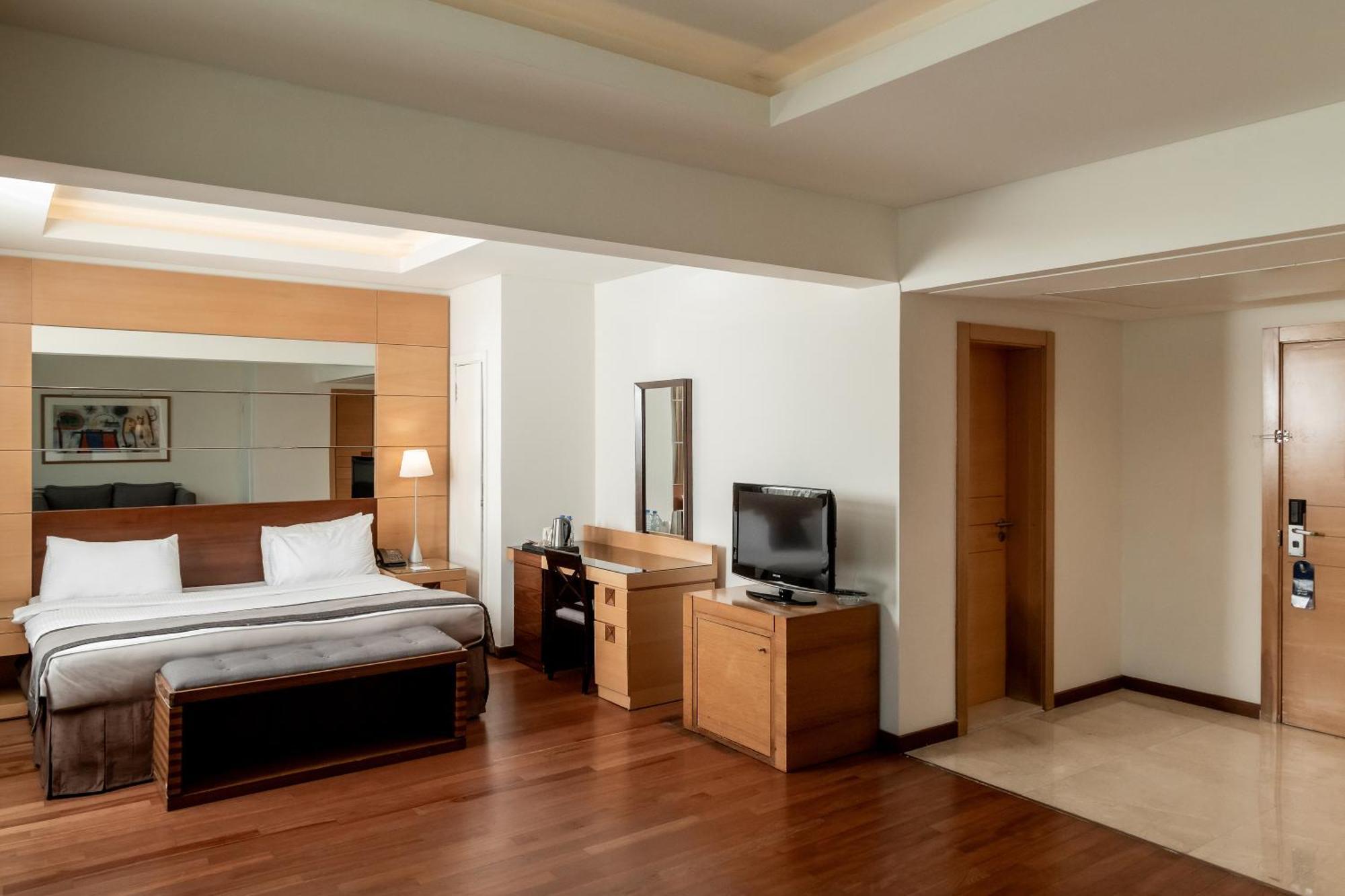 Coral Beach Hotel And Resort Бейрут Екстериор снимка